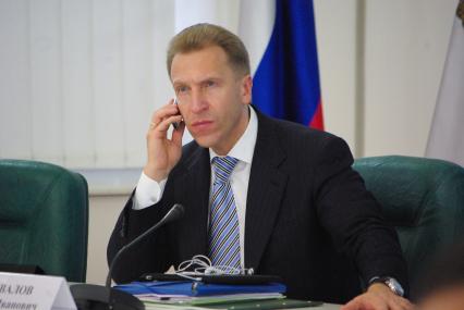 Первый вице-премьер РФ Игорь Шувалов разговаривает по сотовому телефону, Саратов, 2 сентября 2010 года.