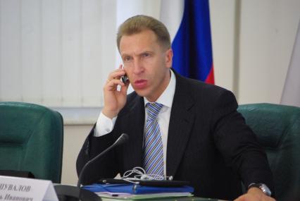 Первый вице-премьер РФ Игорь Шувалов разговаривает по сотовому телефону, Саратов, 2 сентября 2010 года.