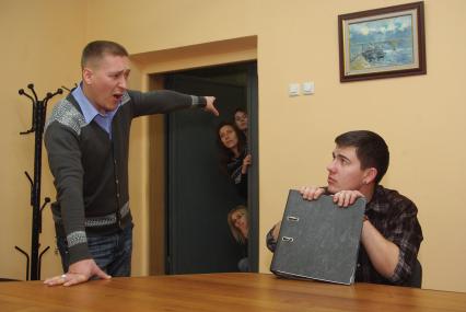 Работодатель показывает сотруднику на дверь- увольняет его, 14 января 2011 года, Саратов. Увольнение, сокращение, штат, сотрудник, коллеги, кризис, работа, служащий, трудовая инспекция, трудовой договор, зарплата, вакансия