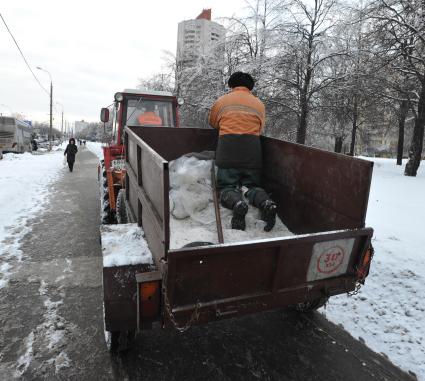 14 января 2011. Москва. Коммунальщики, коммунальное хозяйство, зима реагенты