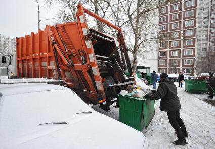 14 января 2011. Москва. Коммунальщики, коммунальное хозяйство, зима, уборка мусора, мусороуборочная машина