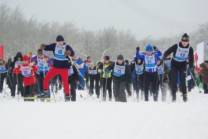 Ежегодная лыжня России, Саратов, 14 февраля 2010 года. Лыжи, лыжники, лыжный забег, соревнование, конкурс, зима, спорт, спортсмены, здоровье, лыжная форма, зимние развлечения, отдых, зимние виды спорта.