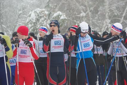 Ежегодная лыжня России, Саратов, 14 февраля 2010 года. Лыжи, лыжники, лыжный забег, соревнование, конкурс, зима, спорт, спортсмены, здоровье, лыжная форма, зимние развлечения, отдых, зимние виды спорта.