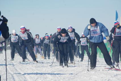 Ежегодная лыжня России, Саратов, 14 февраля 2010 года. Лыжи, лыжники, лыжный забег, соревнование, конкурс, зима, спорт, спортсмены, здоровье, лыжная форма, зимние развлечения, отдых, зимние виды спорта.