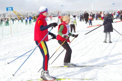 Ежегодная лыжня России, Саратов, 15 февраля 2009 года. Лыжи, лыжники, лыжный забег, соревнование, конкурс, зима, девушки, спорт, спортсменки, здоровье, лыжная форма, зимние развлечения, отдых, зимние виды спорта.