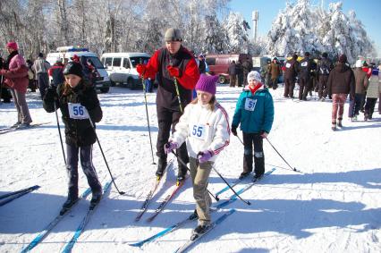 Ежегодная лыжня России, Саратов, 14 февраля 2010 года. Лыжи, лыжники, лыжный забег, соревнование, конкурс, зима, дети, спорт, спортсмен, здоровье, лыжная форма, зимние развлечения, отдых, зимние виды спорта.