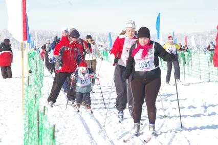 Ежегодная лыжня России, Саратов, 15 февраля 2009 года. Лыжи, лыжники, лыжный забег, соревнование, конкурс, зима, спорт, спортсменки, здоровье, лыжная форма, зимние развлечения, отдых, зимние виды спорта, дети.