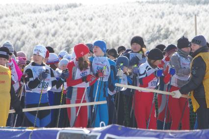 Ежегодная лыжня России, Саратов, 15 февраля 2009 года. Лыжи, лыжники, лыжный забег, соревнование, конкурс, зима, девушки, спорт, спортсменки, здоровье, лыжная форма, зимние развлечения, отдых, зимние виды спорта.