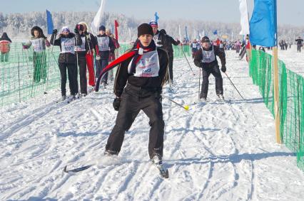 Ежегодная лыжня России, Саратов, 15 февраля 2009 года. Лыжи, лыжники, лыжный забег, соревнование, конкурс, зима, спорт, спортсмен, здоровье, лыжная форма, зимние развлечения, отдых, зимние виды спорта.