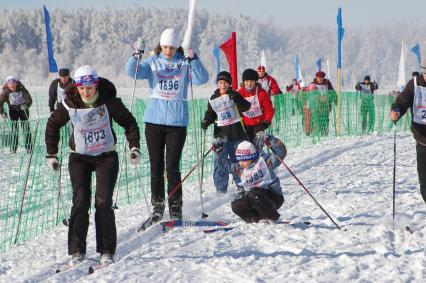 Ежегодная лыжня России, Саратов, 15 февраля 2009 года. Лыжи, лыжники, лыжный забег, соревнование, конкурс, зима, спорт, спортсменки, здоровье, лыжная форма, зимние развлечения, отдых, зимние виды спорта, падение, травма, ушиб, растяжение.