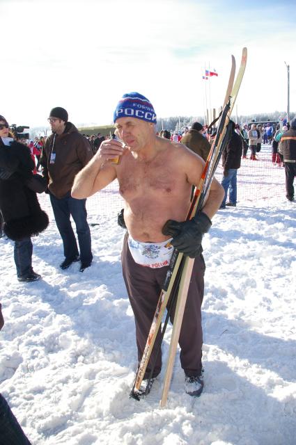 Ежегодная лыжня России, Саратов, 15 февраля 2009 года. Лыжи, лыжники, лыжный забег, соревнование, конкурс, зима, девушки, спорт, спортсмен, здоровье, лыжная форма, зимние развлечения, отдых, зимние виды спорта, чай на морозе, голый мужчина, закаливание, холод, мороз.