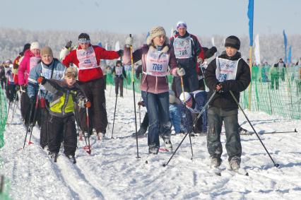 Ежегодная лыжня России, Саратов, 15 февраля 2009 года. Лыжи, лыжники, лыжный забег, соревнование, конкурс, зима, спорт, спортсменки, здоровье, лыжная форма, зимние развлечения, отдых, зимние виды спорта взрослые и дети.