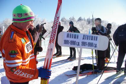 Ежегодная лыжня России, Саратов, 22 февраля 2009 года. Лыжи, лыжники, лыжный забег, соревнование, конкурс, зима, спорт, спортсмены, здоровье, лыжная форма, зимние развлечения, отдых, зимние виды спорта.