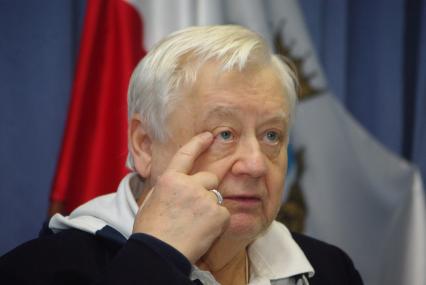 Олег Табаков, Народный артист СССР, Лауреат Государственных премий СССР и РФ. Художественный руководитель МХТ им. А. П. Чехова. Основатель, художественный руководитель театра под руководством Олега Табакова. Президент фестиваля документальной мелодрамы Саратовские страдания . Член Совета по культуре при Президенте России. 21 октября 2010 года. Саратов.
