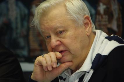 Олег Табаков, Народный артист СССР, Лауреат Государственных премий СССР и РФ. Художественный руководитель МХТ им. А. П. Чехова. Основатель, художественный руководитель театра под руководством Олега Табакова. Президент фестиваля документальной мелодрамы Саратовские страдания . Член Совета по культуре при Президенте России. 21 октября 2010 года. Саратов.