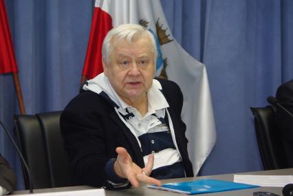Олег Табаков, Народный артист СССР, Лауреат Государственных премий СССР и РФ. Художественный руководитель МХТ им. А. П. Чехова. Основатель, художественный руководитель театра под руководством Олега Табакова. Президент фестиваля документальной мелодрамы Саратовские страдания . Член Совета по культуре при Президенте России. 21 октября 2010 года. Саратов.