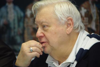 Олег Табаков, Народный артист СССР, Лауреат Государственных премий СССР и РФ. Художественный руководитель МХТ им. А. П. Чехова. Основатель, художественный руководитель театра под руководством Олега Табакова. Президент фестиваля документальной мелодрамы Саратовские страдания . Член Совета по культуре при Президенте России. 21 октября 2010 года. Саратов.