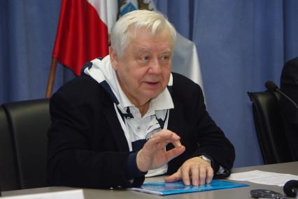 Олег Табаков, Народный артист СССР, Лауреат Государственных премий СССР и РФ. Художественный руководитель МХТ им. А. П. Чехова. Основатель, художественный руководитель театра под руководством Олега Табакова. Президент фестиваля документальной мелодрамы Саратовские страдания . Член Совета по культуре при Президенте России. 21 октября 2010 года. Саратов.