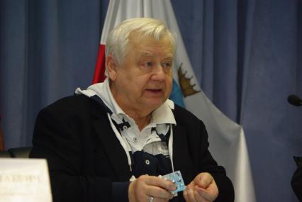 Олег Табаков пьет лекарства, Народный артист СССР, Лауреат Государственных премий СССР и РФ. Художественный руководитель МХТ им. А. П. Чехова. Основатель, художественный руководитель театра под руководством Олега Табакова. Президент фестиваля документальной мелодрамы Саратовские страдания . Член Совета по культуре при Президенте России. 21 октября 2010 года. Саратов. таблетки. болезнь.