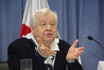Олег Табаков, Народный артист СССР, Лауреат Государственных премий СССР и РФ. Художественный руководитель МХТ им. А. П. Чехова. Основатель, художественный руководитель театра под руководством Олега Табакова. Президент фестиваля документальной мелодрамы Саратовские страдания . Член Совета по культуре при Президенте России. 21 октября 2010 года. Саратов.