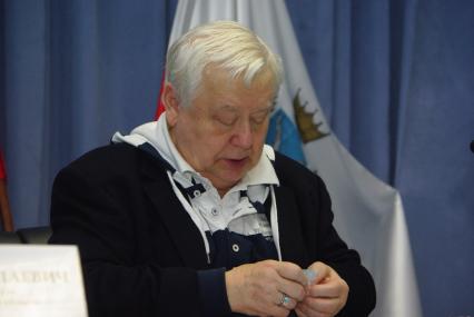 Олег Табаков пьет лекарства, Народный артист СССР, Лауреат Государственных премий СССР и РФ. Художественный руководитель МХТ им. А. П. Чехова. Основатель, художественный руководитель театра под руководством Олега Табакова. Президент фестиваля документальной мелодрамы Саратовские страдания . Член Совета по культуре при Президенте России. 21 октября 2010 года. Саратов. таблетки. болезнь.