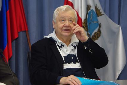 Олег Табаков, Народный артист СССР, Лауреат Государственных премий СССР и РФ. Художественный руководитель МХТ им. А. П. Чехова. Основатель, художественный руководитель театра под руководством Олега Табакова. Президент фестиваля документальной мелодрамы Саратовские страдания . Член Совета по культуре при Президенте России. 21 октября 2010 года. Саратов.