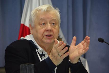 Олег Табаков, Народный артист СССР, Лауреат Государственных премий СССР и РФ. Художественный руководитель МХТ им. А. П. Чехова. Основатель, художественный руководитель театра под руководством Олега Табакова. Президент фестиваля документальной мелодрамы Саратовские страдания . Член Совета по культуре при Президенте России. 21 октября 2010 года. Саратов.