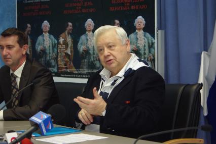 Олег Табаков, Народный артист СССР, Лауреат Государственных премий СССР и РФ. Художественный руководитель МХТ им. А. П. Чехова. Основатель, художественный руководитель театра под руководством Олега Табакова. Президент фестиваля документальной мелодрамы Саратовские страдания . Член Совета по культуре при Президенте России. 21 октября 2010 года. Саратов.