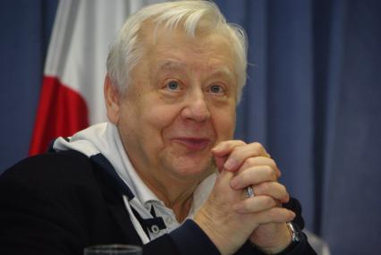 Олег Табаков, Народный артист СССР, Лауреат Государственных премий СССР и РФ. Художественный руководитель МХТ им. А. П. Чехова. Основатель, художественный руководитель театра под руководством Олега Табакова. Президент фестиваля документальной мелодрамы Саратовские страдания . Член Совета по культуре при Президенте России. 21 октября 2010 года. Саратов.