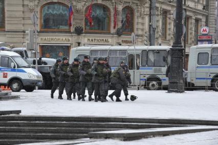 Россия. Москва. 15 января 2011. Манежная площадь, милиция, милиционер.