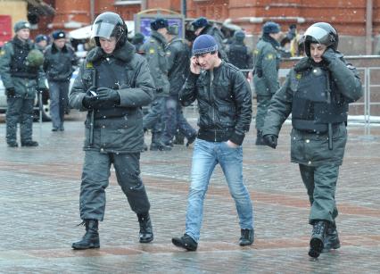 Россия. Москва. 15 января 2011. Манежная площадь, милиция, милиционер. Проверка документов.