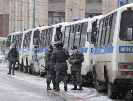 Россия. Москва. 15 января 2011. Манежная площадь, милиция, милиционер. Автобус