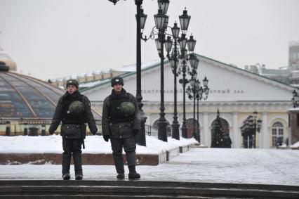 Россия. Москва. 15 января 2011. Манежная площадь, милиция, милиционер.