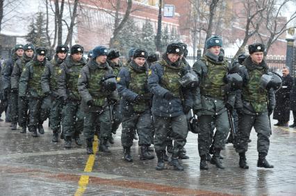 Россия. Москва. 15 января 2011. Манежная площадь, милиция, милиционер.