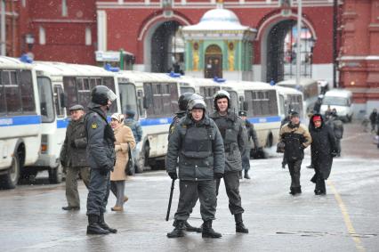 Россия. Москва. 15 января 2011. Манежная площадь, милиция, милиционер.