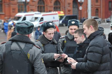 Россия. Москва. 15 января 2011. Манежная площадь, милиция, милиционер. Проверка документов.