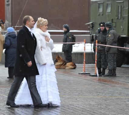 Россия. Москва. 15 января 2011. Манежная площадь, милиция, милиционер. Молодожены,  жених невеста.