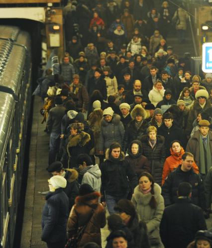 Россия. Москва. 18 января 2011. Библиотека им. Ленина.  Люди в метро на станциях и переходах.