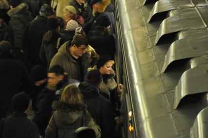 Россия. Москва. 18 января 2011. Люди в метро на станциях и переходах