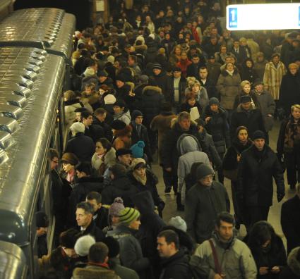 Россия. Москва. 18 января 2011. Люди в метро на станциях и переходах