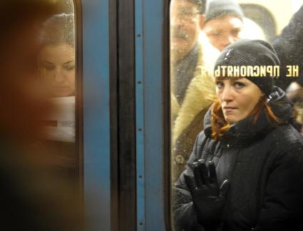 Россия. Москва. 18 января 2011 Люди в метро на станциях и переходах