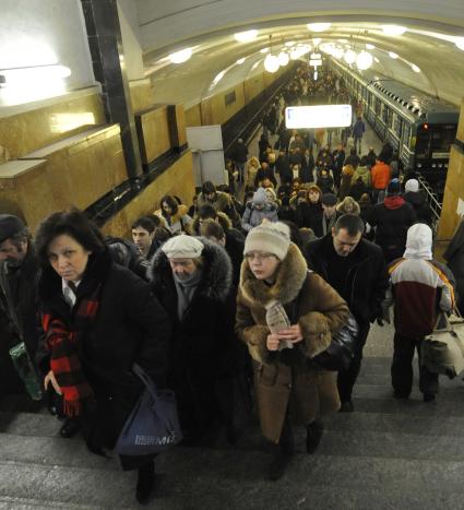 Россия. Москва. 18 января 2011. Люди в метро на станциях и переходах. Библиотека имени Ленина