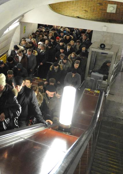 Россия. Москва. 18 января 2011. Люди в метро на станциях и переходах