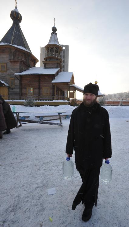 Россия. Москва. 18 января 2011. Крещение, святая вода храм