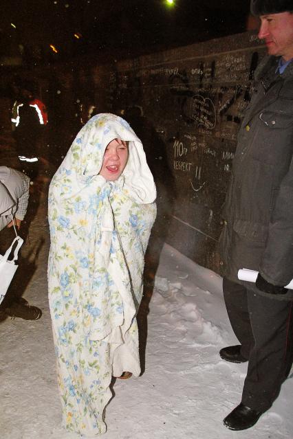 Девочка завернутая в полотенец идет от проруби, Саратов, 19 января 2011 года. Купель, крещение, мороз, зима, ледяная вода, закаливание, ночное купание, ночь, прорубь, холод, религия, оздоровление, вера.