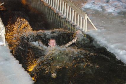 Мужчина купается в проруби, Саратов, 19 января 2011 года. Купель, крещение, мороз, зима, ледяная вода, закаливание, ночное купание, ночь, прорубь, холод, религия, оздоровление, вера.
