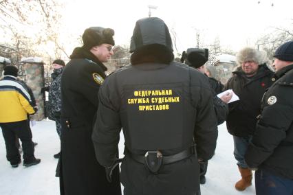 28 января 2010 года. Поселок Речник. Судебные приставы.