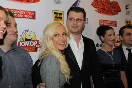Россия. Москва. 18 января 2011. Харламов, Игорь с женой Юлией Лещенко на премьере фильма режиссера К.Кузина САМЫЙ ЛУЧШИЙ ФИЛЬМ 3-ДЭ в кинотеатре ОКТЯБРЬ.