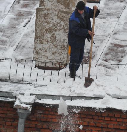 г. Москва.  Гастарбайтеры убирают снег с крыши многоэтажного дома 20 января 2011