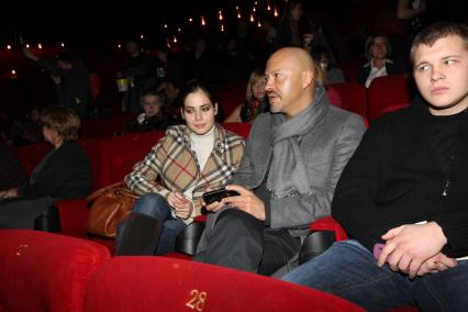 19 января 2011 Кинотеатр ОКТЯБРЬ. Премьера фильма НА КРЮЧКЕ. На снимке: актриса Юлия Снигирь и режиссер Федор Бондарчук (в центре) и его сын Сергей.